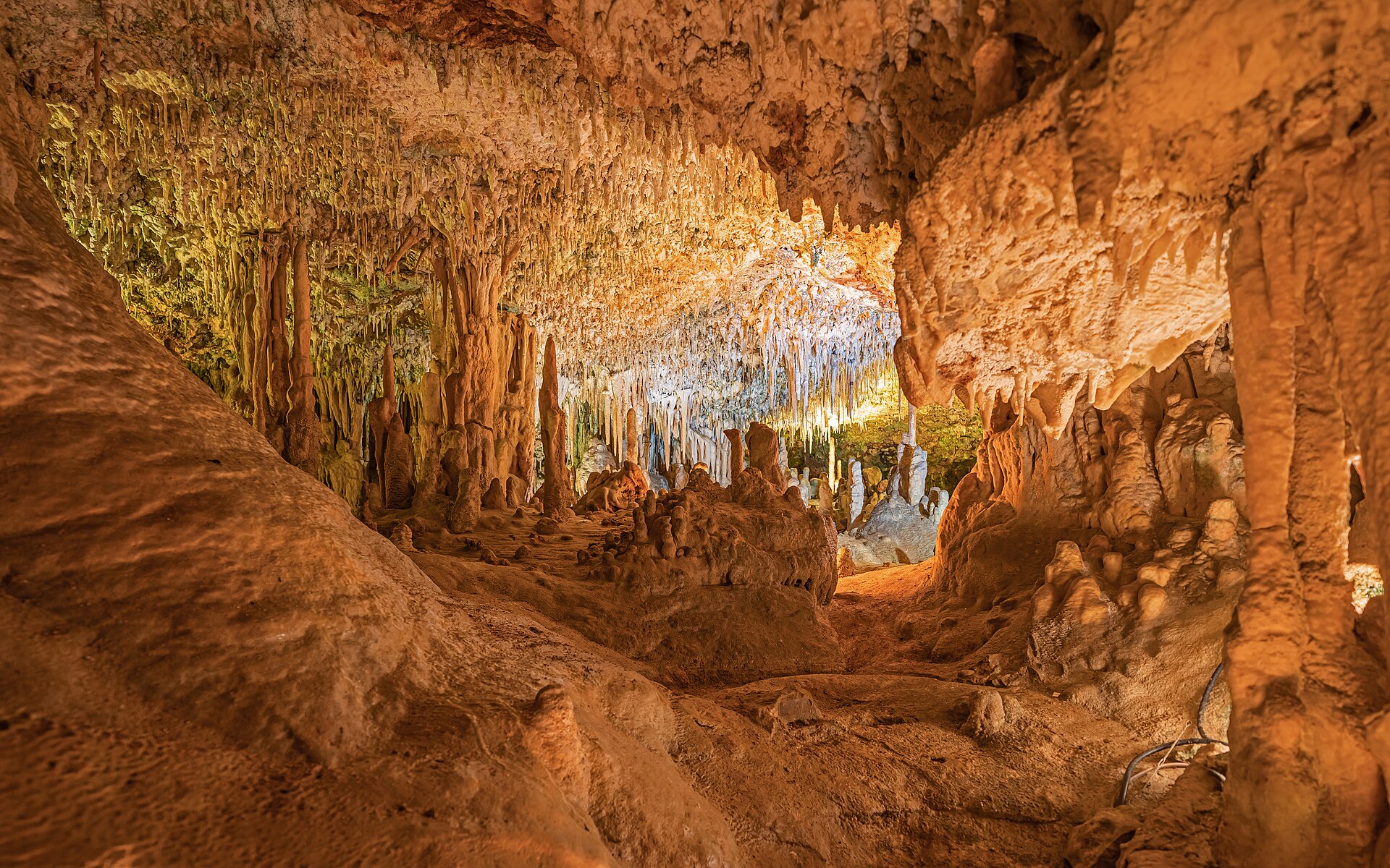 Photo: A.Savin, Wikipedia / Wikimedia Commons, Free Art License Grottes dels Hams